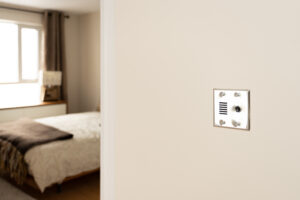 Personnel en résidence pour aînés assurant une présence 24 heures pour la sécurité des résidents